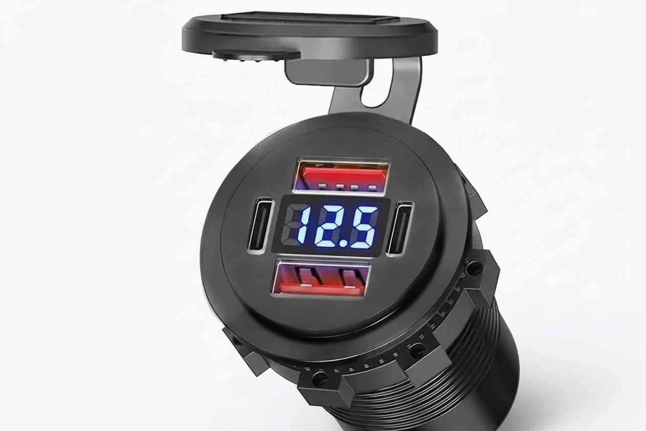 Chargeur voiture USB 96W RONYX avec voltmètre, photo produit sur fond blanc
