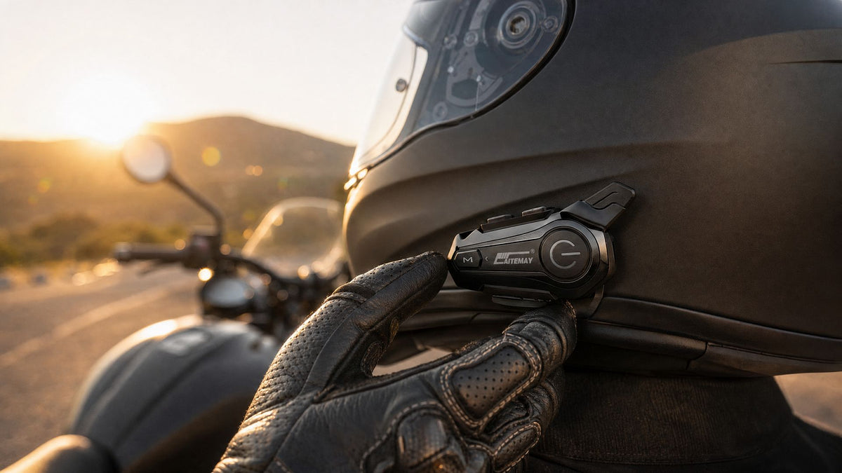 Motard ajustant son intercom Bluetooth RONYX sur le casque avant de partir, lumière du soir