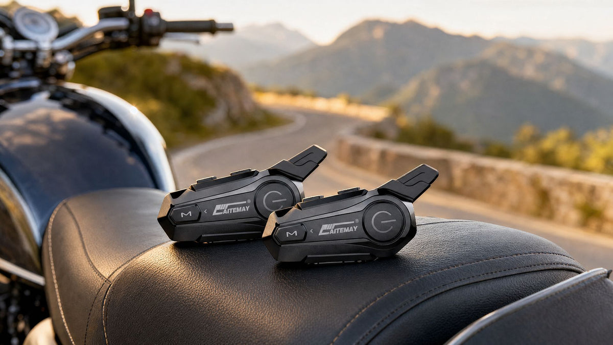 Duo d'intercoms Bluetooth RONYX posés sur la selle moto, route de montagne en arrière-plan
