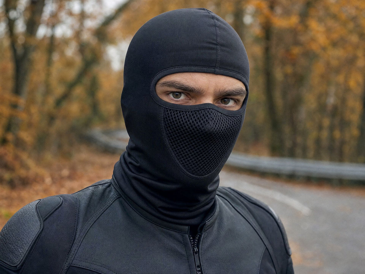 Portrait d'un motard portant la cagoule coupe-vent RONYX, ambiance automne