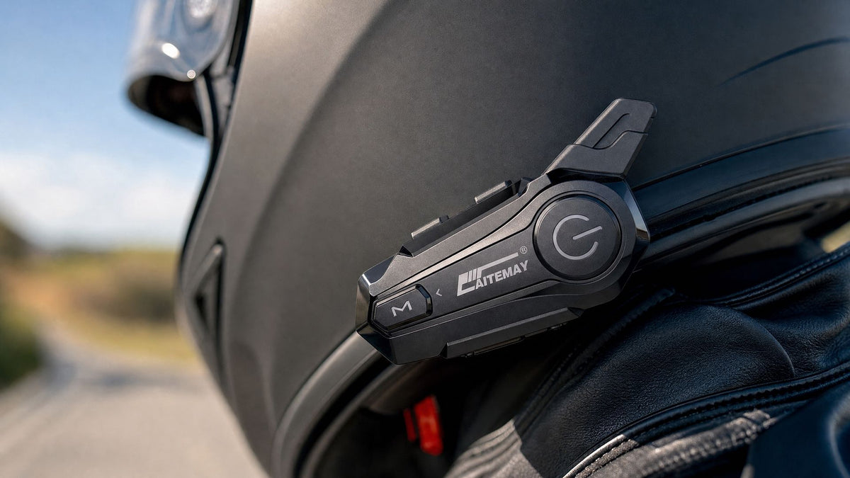 Intercom Bluetooth RONYX monté sur un casque moto, gros plan